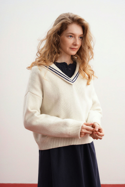 Пуловер с воротником-морячкой из мериноса молочного цвета