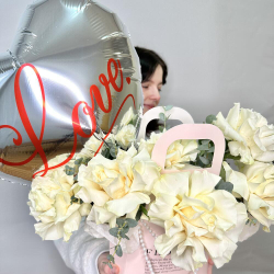«Жемчужная леди» композиция из белых французских роз с фольгированным шаром в виде сердца