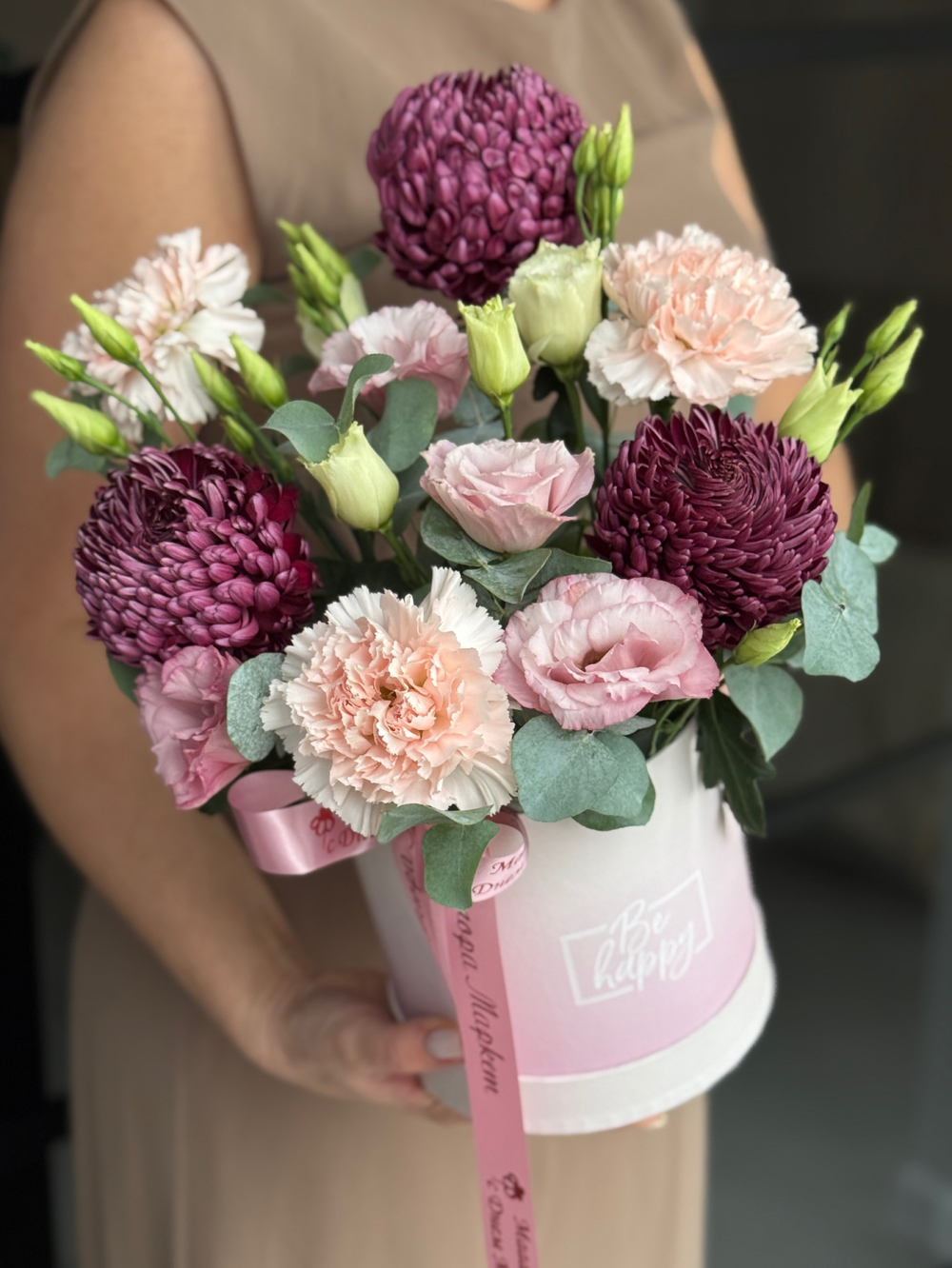 Эффектные хризантемы Бигуди, диантусы и нежная эустома с эвкалиптом в композиции от Флора Маркет