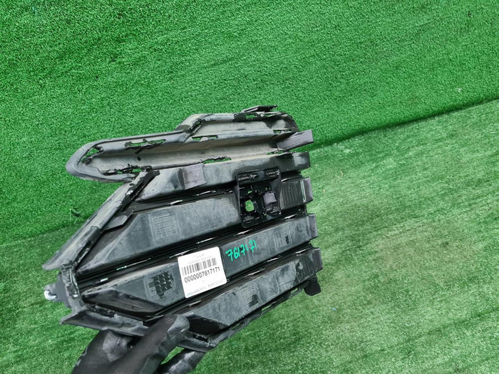 Решетка переднего бампера левая VW Touareg 3 18-23