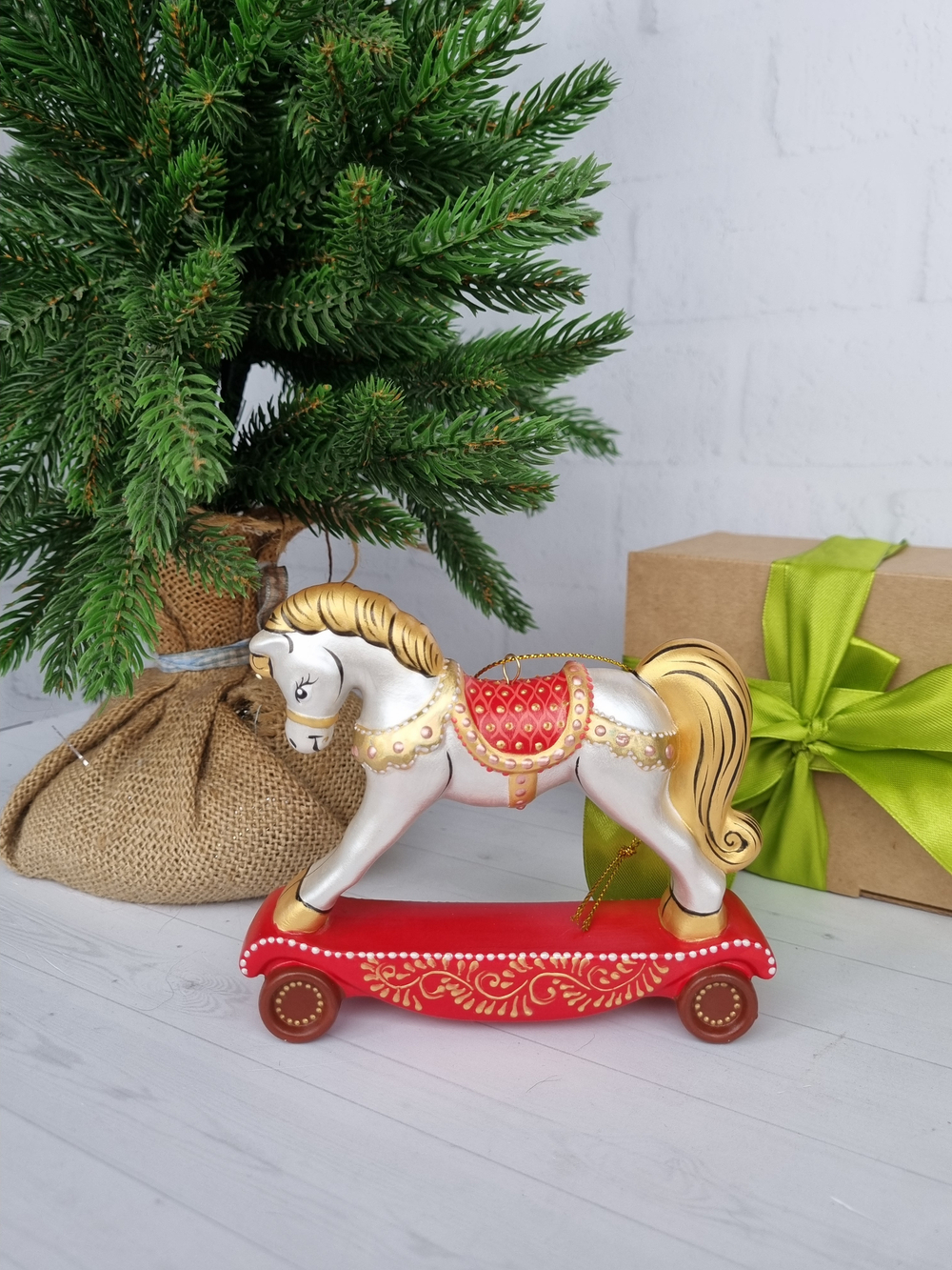 Лошадка Каталка ёлочная игиушка из фарфора