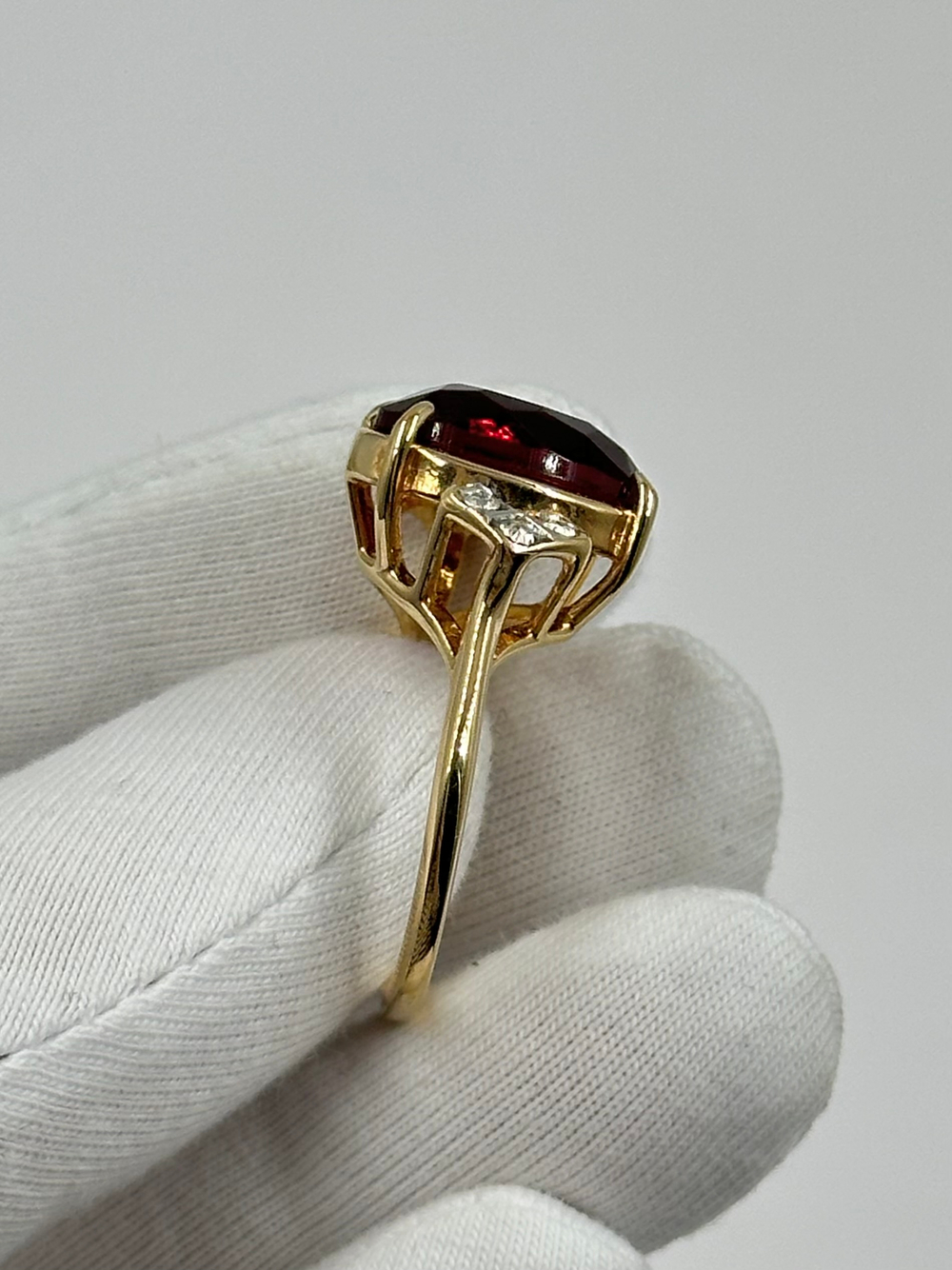 Кольцо с красным кристаллом