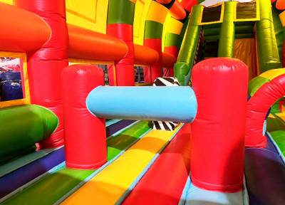 Коммерческий надувной батут «Страна Сафария» с крышей, 10x5x5 м.