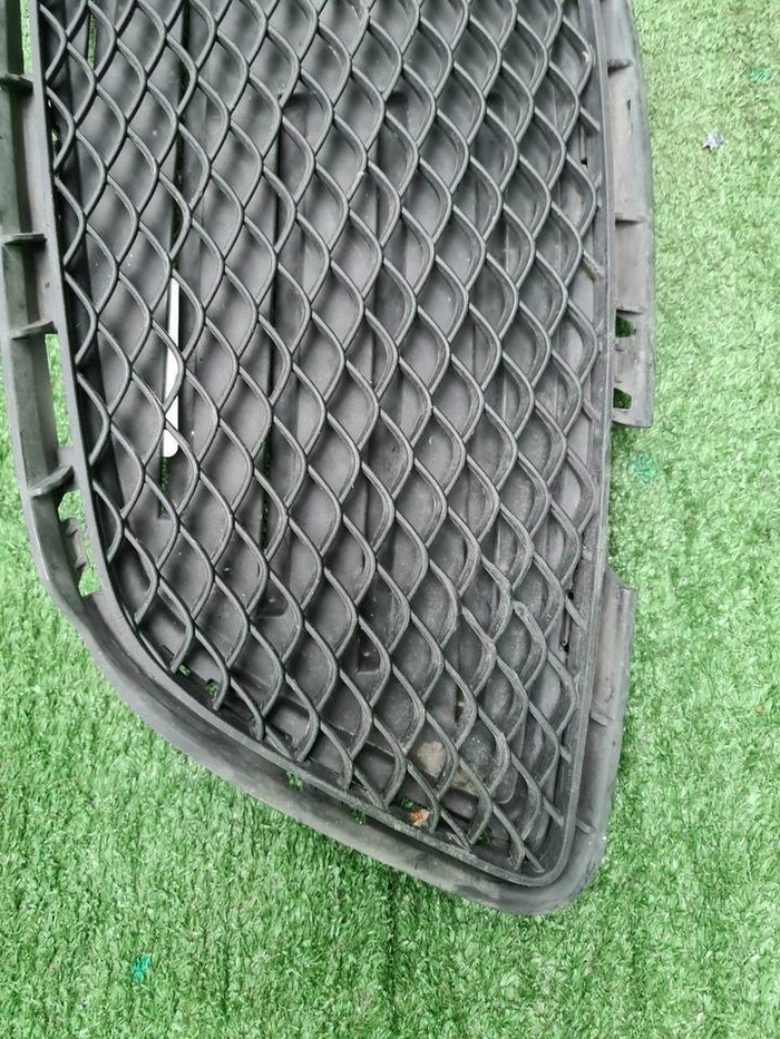 Решетка бампера RH Mercedes C W205 (14-18) AMG