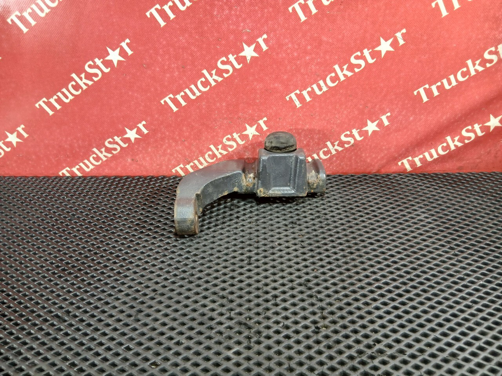 Кронштейн переднего амортизатора