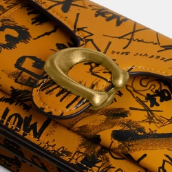 COACH СУМКА ЧЕРЕЗ ПЛЕЧО TABBY 20 С ПРИНТОМ ГРАФФИТИ, ОХРА