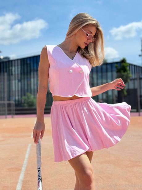 Розовый костюм из жилета и юбки