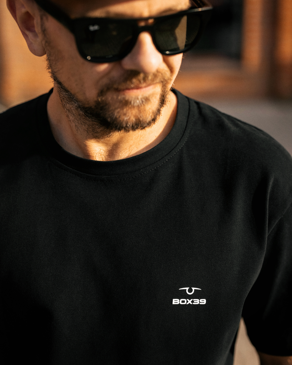 Футболка черная с лого на груди XXXL