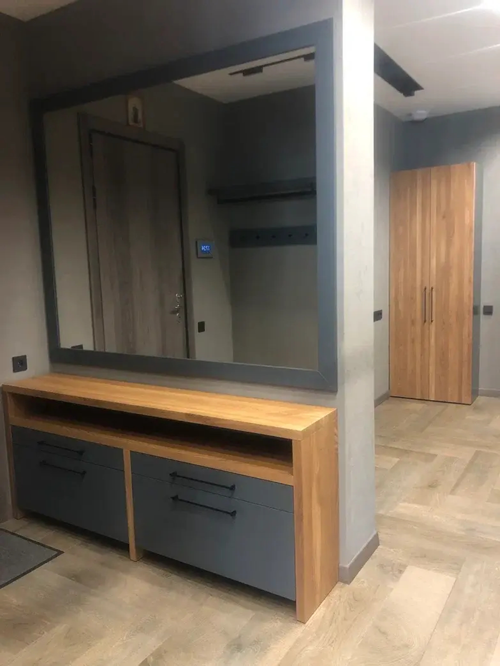 Комод с зеркалом для прихожей