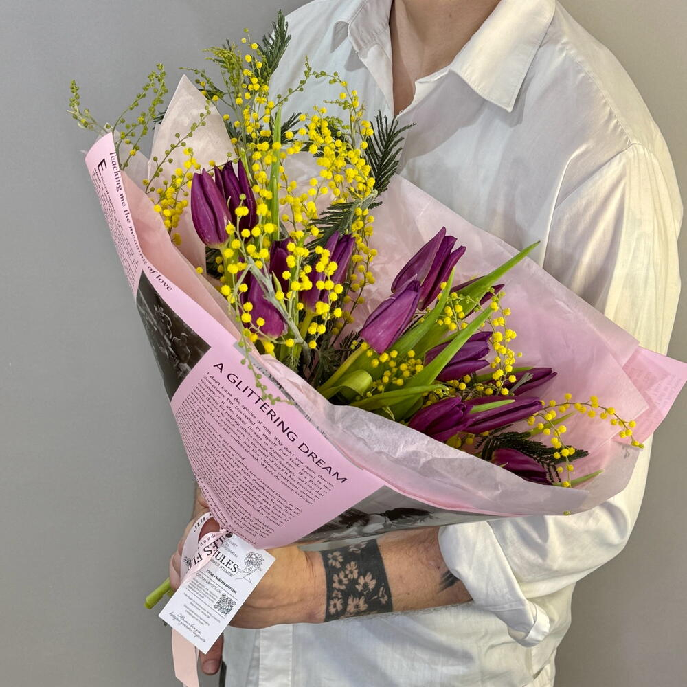 «Весна в Версале» букет из тюльпанов и мимозы