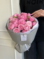 Моно букет из яркой кустовой пионовидной розы