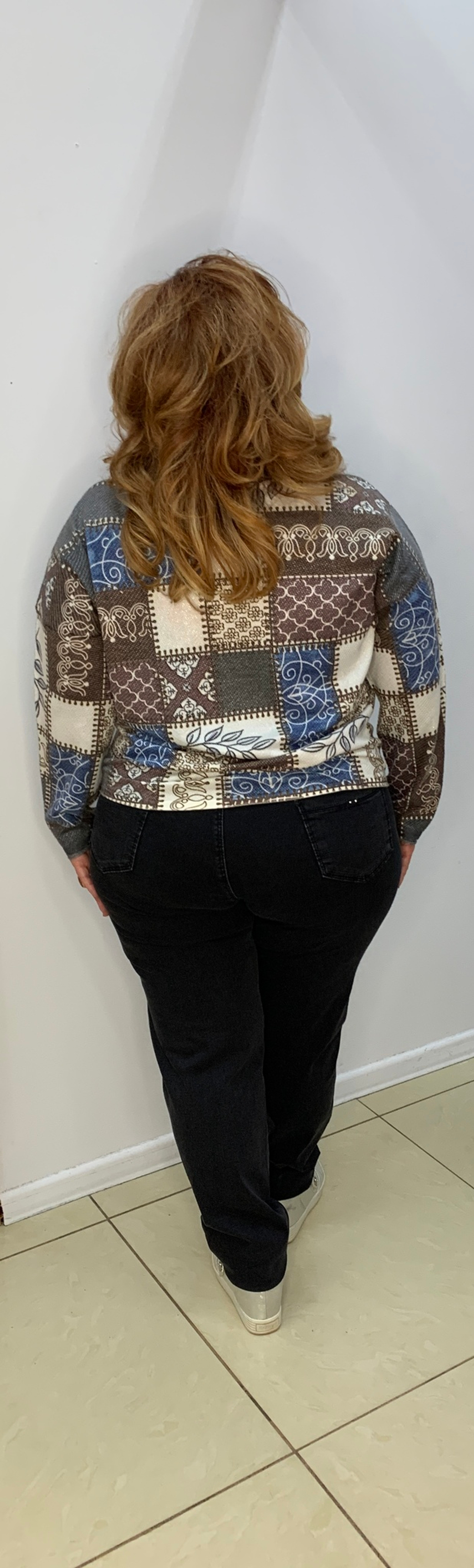 Темно-серые джинсы cо стразами по лицевой стороне