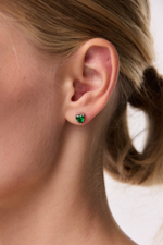 Серьги пусеты сердца изумруд