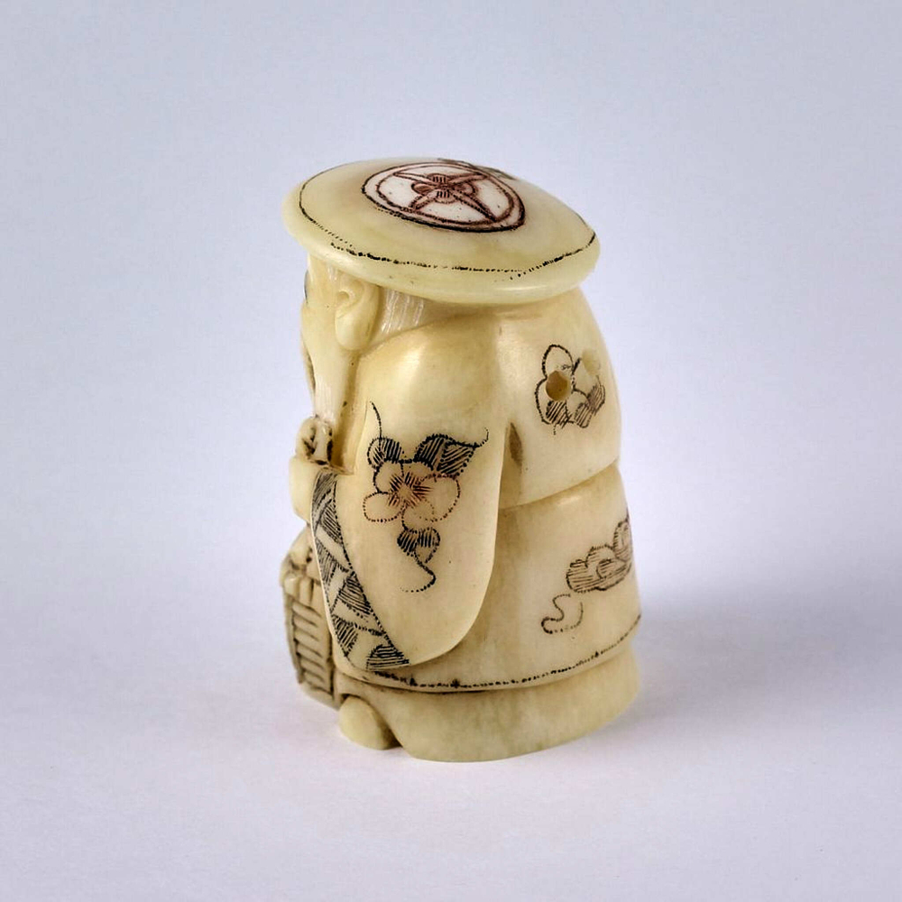 Нэцкэ Монах в круглой шляпе с корзиной рыбы