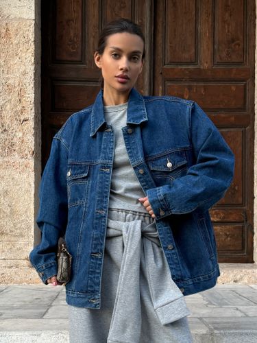 Темно-синяя джинсовая куртка