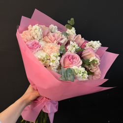 Букет из роз, хризантем и маттиолы