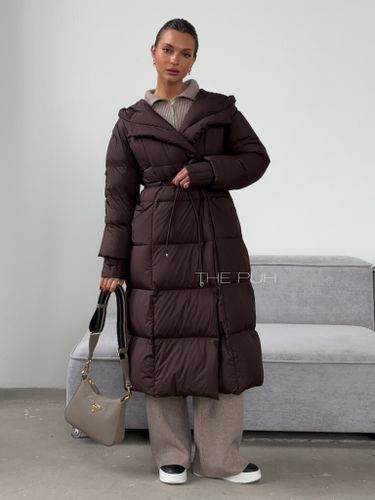 Удлиненный пуховик шоколадного цвета с объемным капюшоном