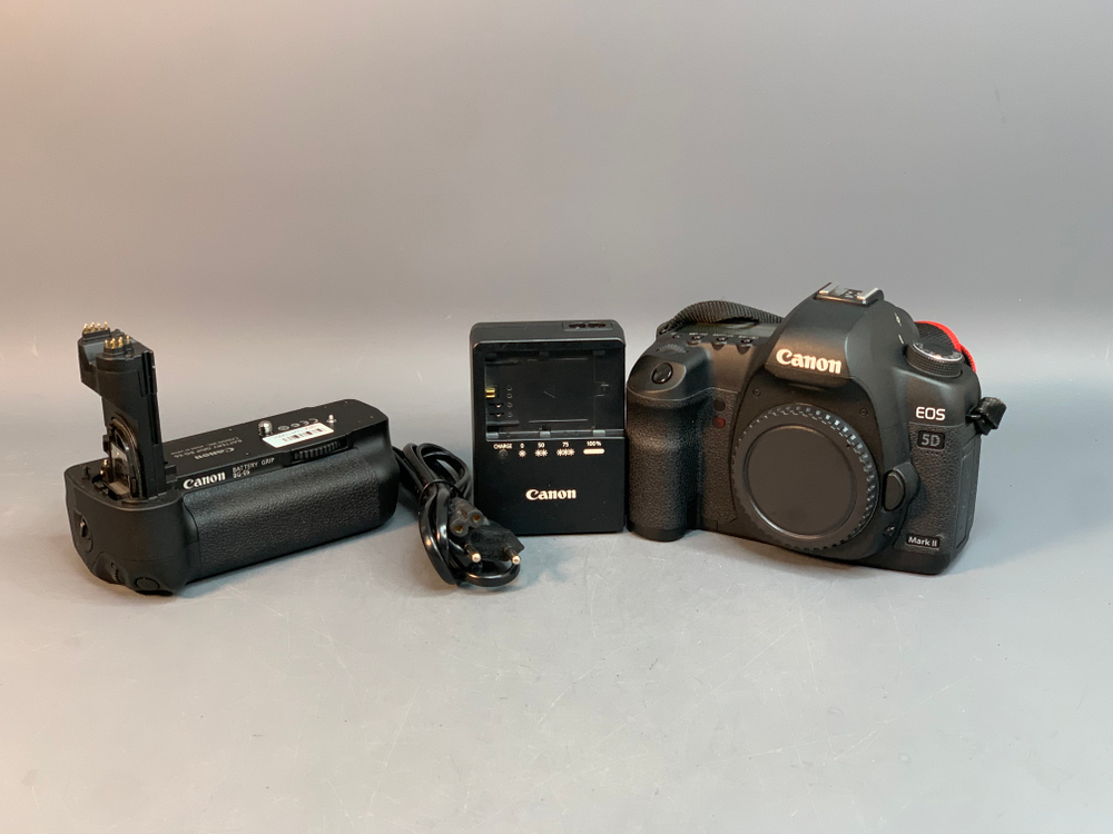 Canon EOS 5D Mark II + батарейный блок 11.500 кадров