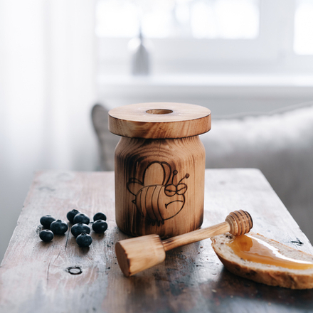 Деревянный бочонок (контейнер) для мёда с крышкой и ложечкой (дризл) из древесины кедра. KD4