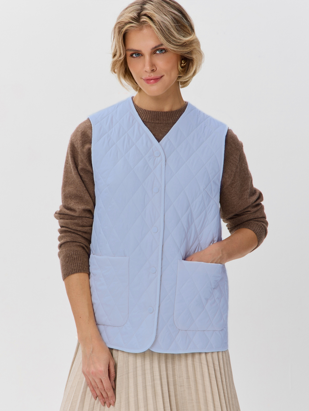 Легкий стеганый жилет с накладными карманами