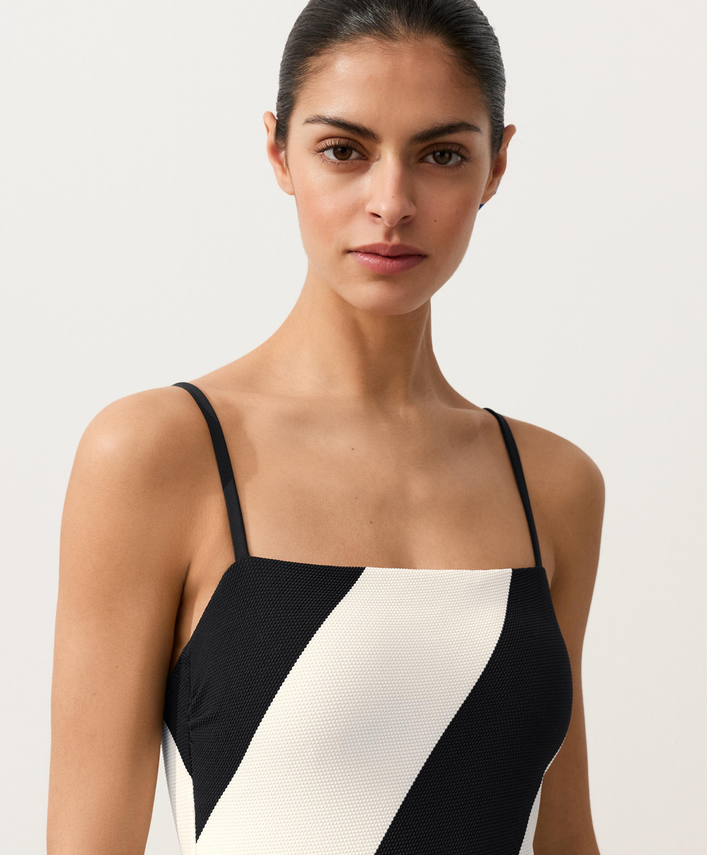 OYSHO Купальник бандо в диагональную полоску, черный