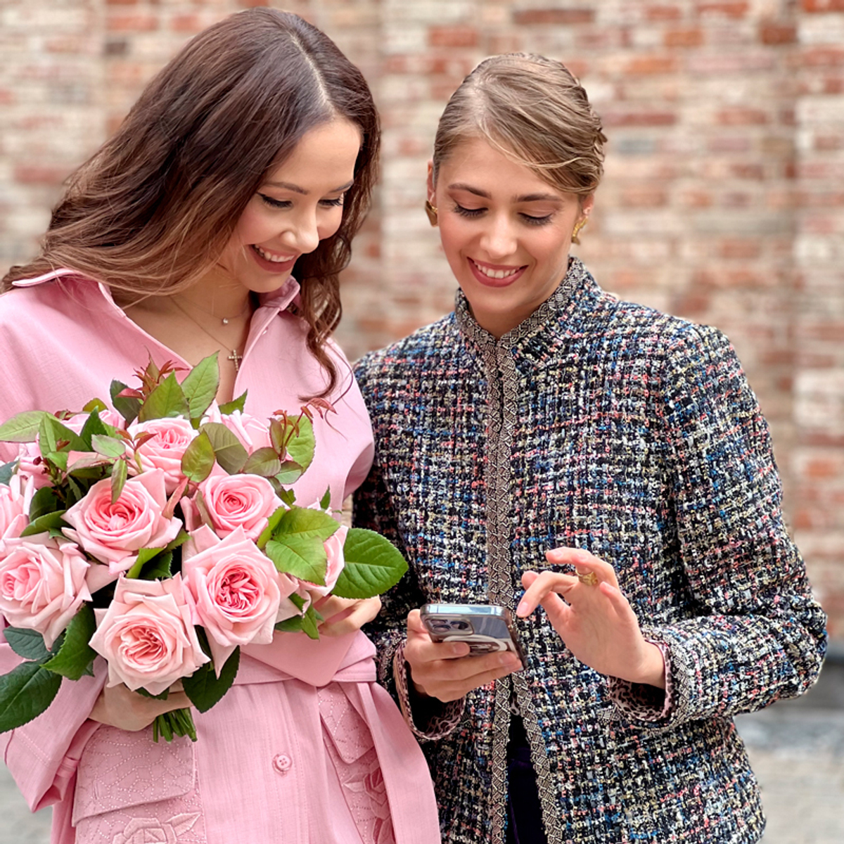 Улыбка — букет ароматных роз Пинк О'Хара с юными веточками-пасынками — h ≈ 40 см