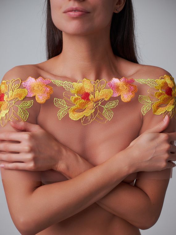 05-158 Вышивка на неэл. сетке 22 см, бежевый/желтый/салатовый (правая)