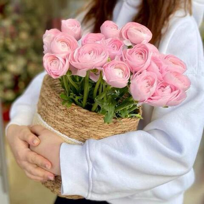 Нежные розовые ранункулюсы в корзине. Цветы в корзине 006 Chalet Green
