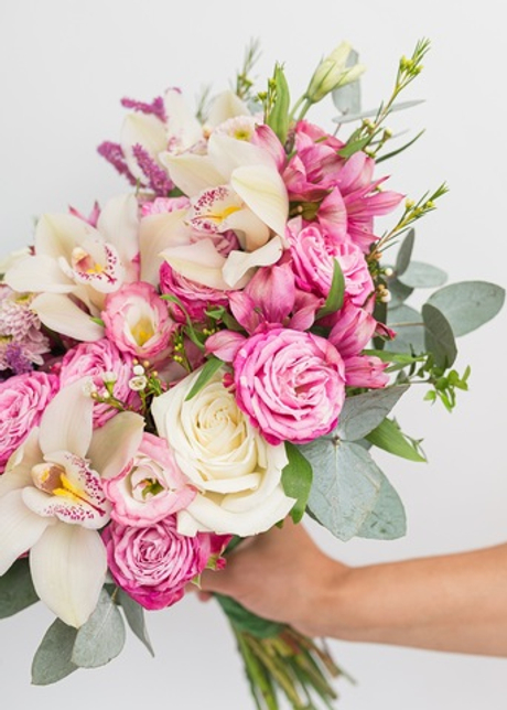 Букет невесты из орхидеи и кустовой розы