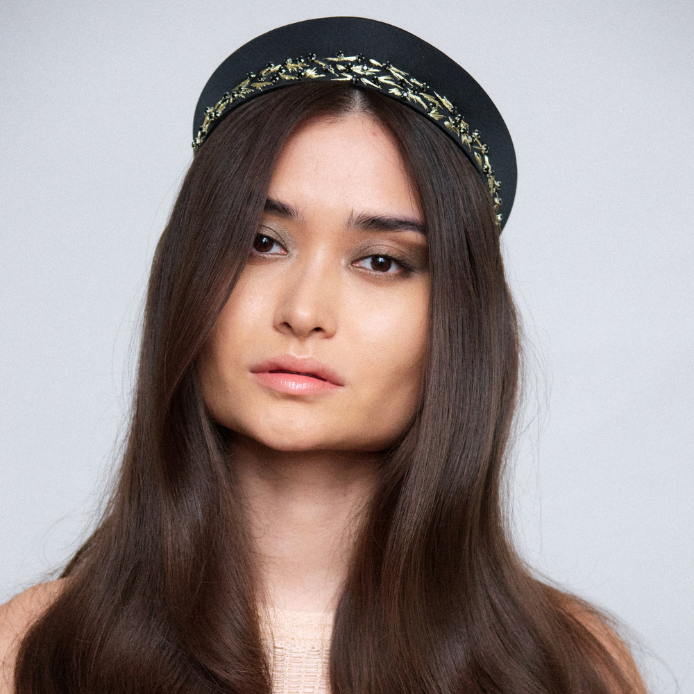 Кокошник с вышивкой из камней и золотых нитей