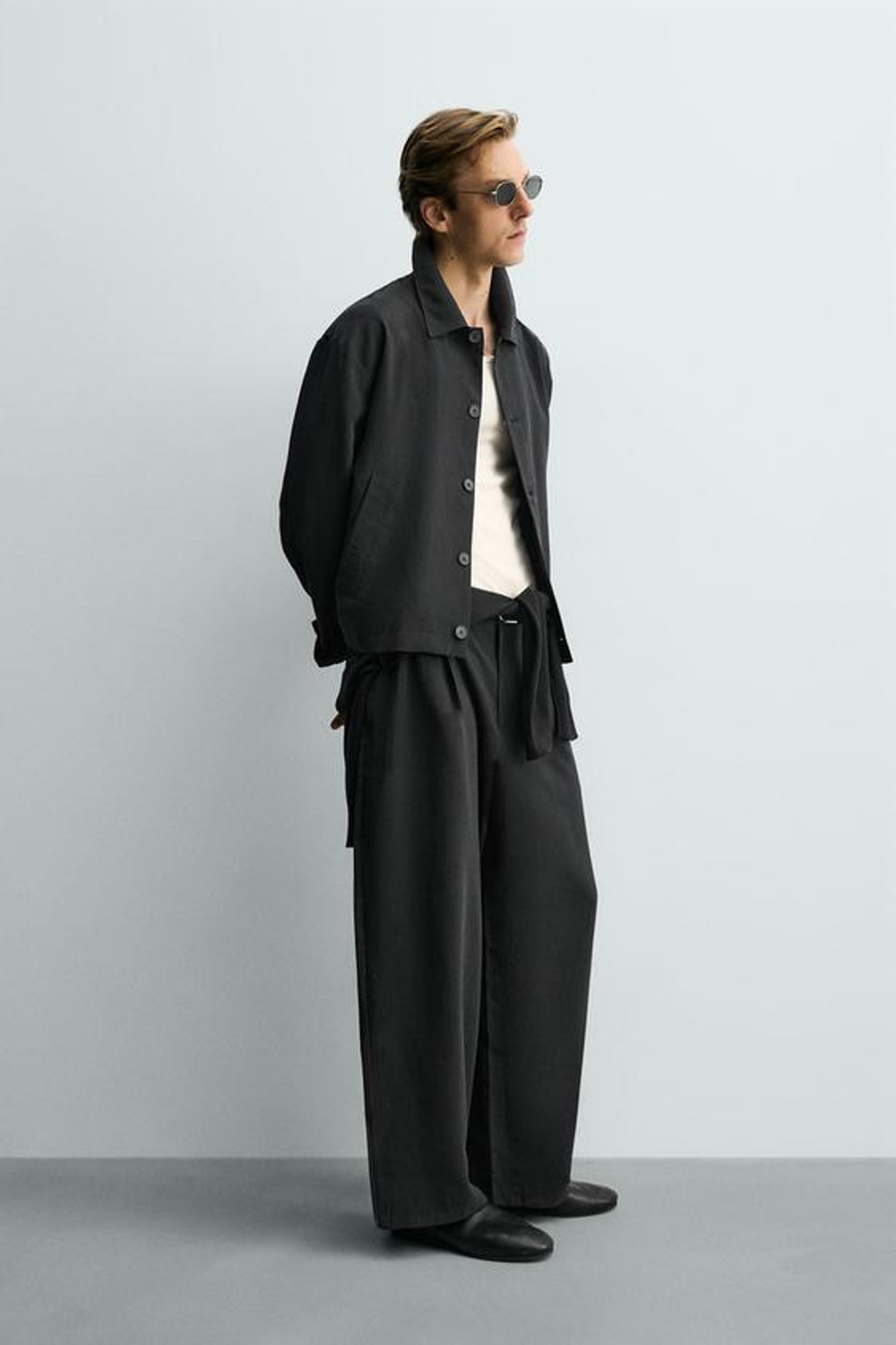 ZARA СТРУЯЩИЕСЯ БРЮКИ СО СКЛАДКАМИ, ЧЕРНЫЙ