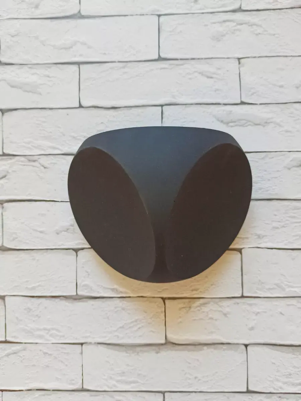 Настенное кашпо со мхом черное