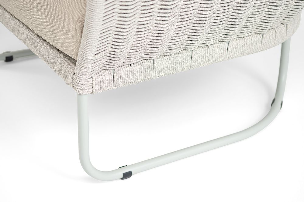 "Фиджи" кресло плетеное из роупа, каркас алюминий светло-серый (RAL7035) муар, роуп бежевый меланж круглый tex, ткань Mossle бежевая