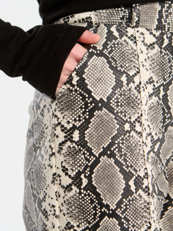 Брюки широкие в змеиновом принте из экокожи