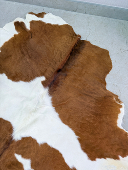 Коровья шкура на пол натуральная.