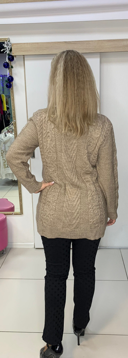 Удлиненный красивый джемпер в "косах"