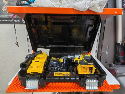 Ударная дрель-шуруповерт DeWALT DCD996