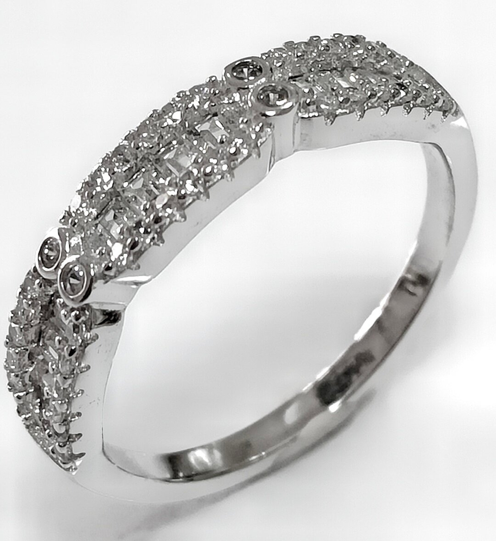 Ювелирное кольцо из серебра с фианитами