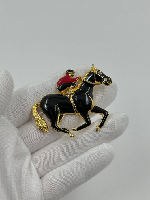 Брошь Жокей