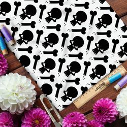 Ткань атлас чёрные черепа и кости на бежевом фоне