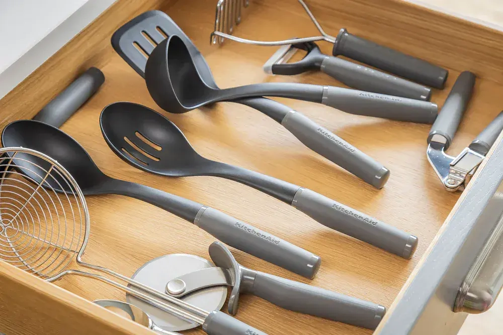 KitchenAid Классическая кухонная ложка с отверстиями серого цвета