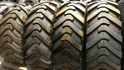 16.9-24 (440/80-24) cat.no 7467 14PR IND25 TL 152/A8 L2 Petlas