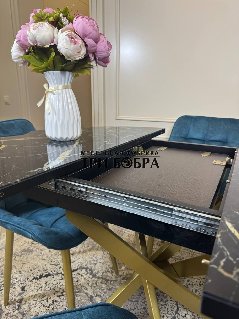 Круглый раздвижной стол "Черный мрамор", и стулья "Бостон" синий