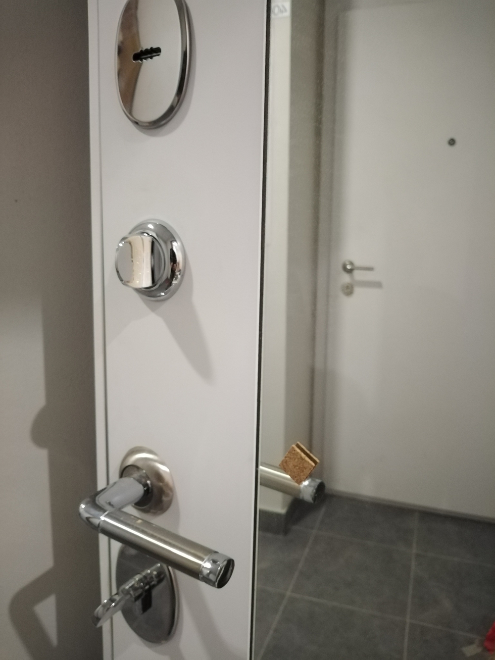Входная дверь в квартиру с зеркалом Лабиринт Платинум / зеркало Панорама Белый софт (белый матовый, без текстуры)