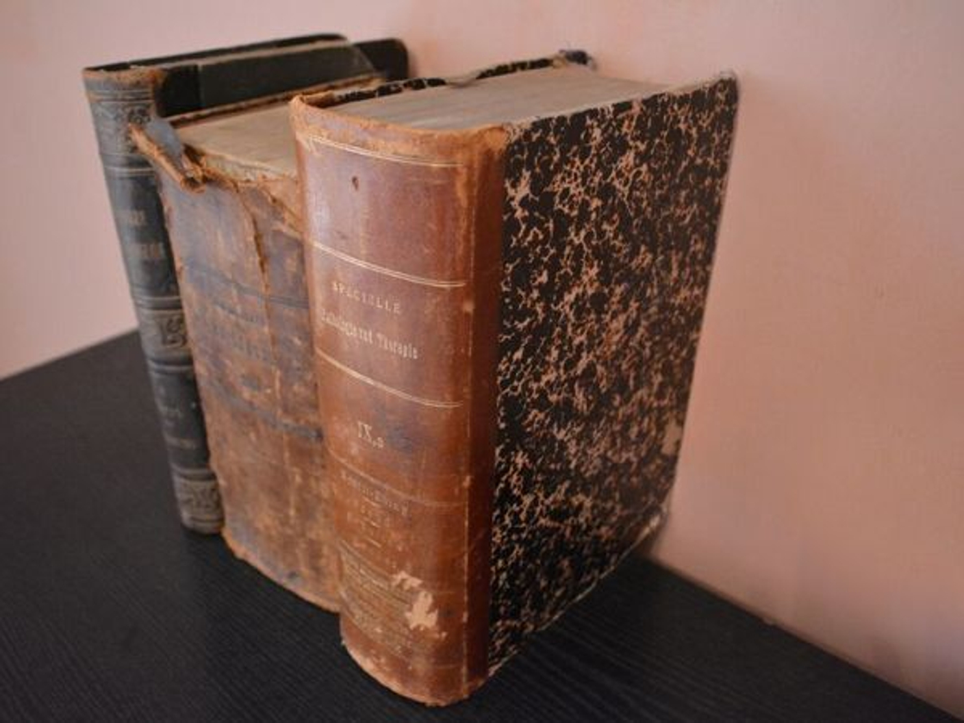 Чем отличаются антикварные, букинистические и современные книги?