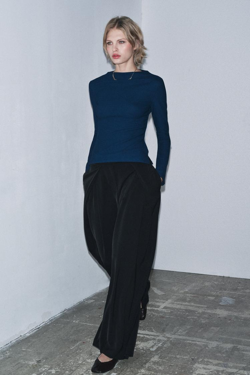 ZARA ФУТБОЛКА ИЗ КРЕПА С ВОРОТНИКОМ-СТОЙКОЙ, МОРСКОЙ СИНИЙ