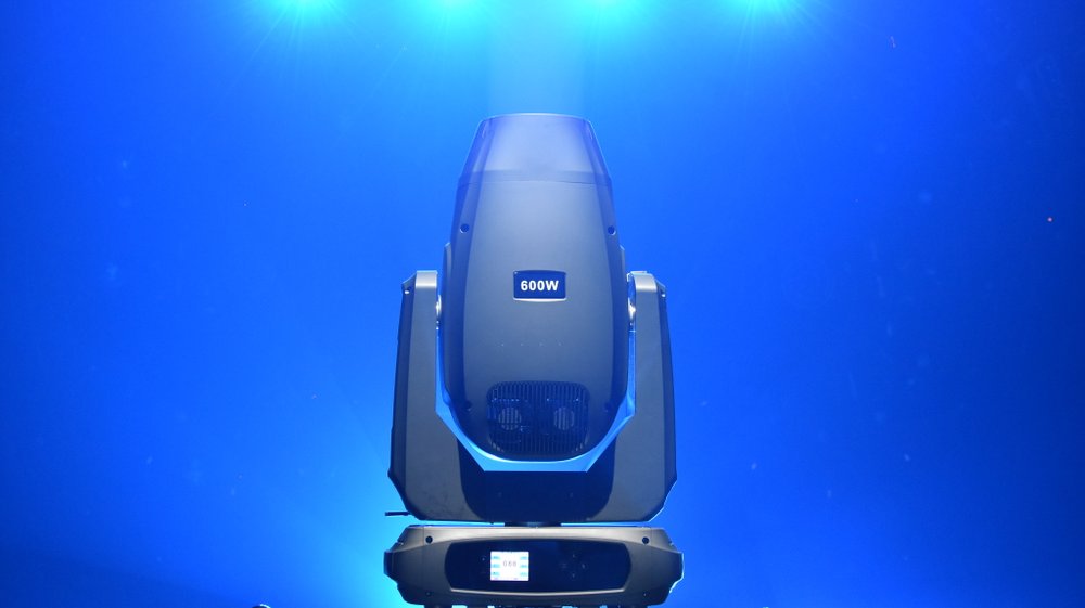 PL-L600Plus — гибридная вращающаяся голова BSW 600 Вт CMY с зумом 4°–36°