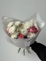 Букет сборный из хризантемы, ромашки, кустовой пионовидной розы и диантусов