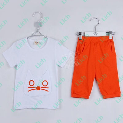 Костюм: майка и контрастные бриджи с аппликациями кошки