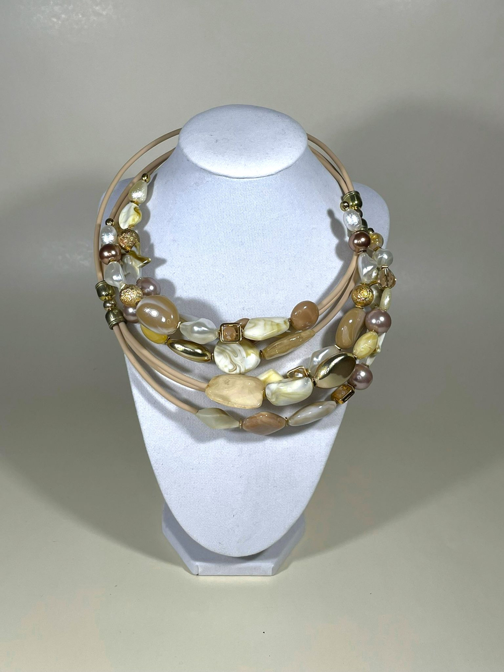 Колье из бусин на проволоке с памятью